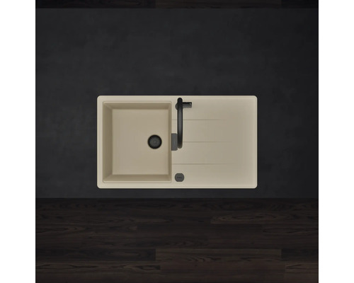 Beige Einbauspüle mit einem Becken, Abtropffläche und schwarzer Küchenarmatur in der Draufsicht.