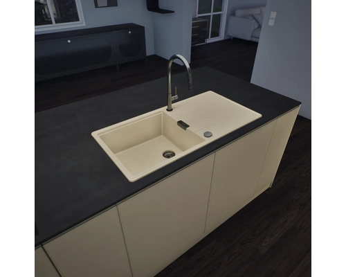 Moderne Kücheninsel mit beigefarbener Einbauspüle, Abtropffläche und hoher Armatur auf einer dunklen Arbeitsplatte.