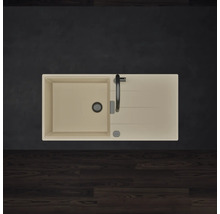 Beige Einbauspüle mit einem Becken, Abtropffläche und schwarzer Küchenarmatur, Draufsicht.