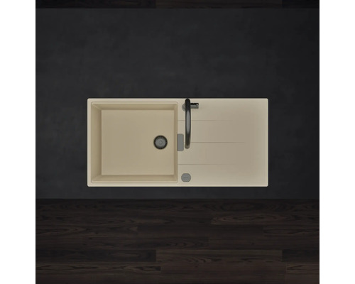 Beige Einbauspüle mit einem Becken, Abtropffläche und schwarzer Küchenarmatur, Draufsicht.