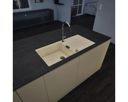 Moderne Kücheninsel mit Arbeitsplatte, einer Granitspüle inklusive Abtropffläche und einer hohen metallischen Küchenarmatur.