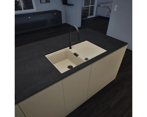 Moderne Kücheninsel mit beigefarbener Einbauspüle, schwarzer Armatur und schwarzer Arbeitsplatte in einer minimalistischen, aufgeräumten Küche.