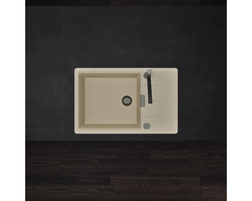 Rechteckige beige Küchenspüle mit einem Becken, Abtropffläche und Küchenarmatur. Ansicht von oben.
