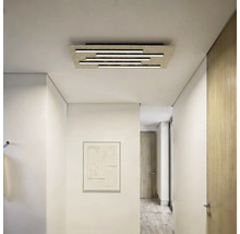 Moderne LED Deckenleuchte mit Holzoptik Paneel und waagerechten Lichtleisten in einem hellen, minimalistischen Flur.