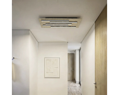Moderne LED Deckenleuchte mit Holzoptik Paneel und waagerechten Lichtleisten in einem hellen, minimalistischen Flur.