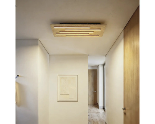 Moderne hölzerne Deckenleuchte mit horizontalen Lichtstäben in einem hellen, minimalistischen Flur mit Holztüren und Parkettboden.