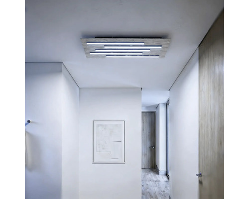Moderne LED-Deckenleuchte mit rechteckigem Holzsockel und fünf Lichtstreifen, installiert in einem hellen, minimalistischen Flur.