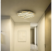 Moderne LED-Deckenleuchte mit mehreren Lichtstäben in einem hellen, minimalistischen Flur.
