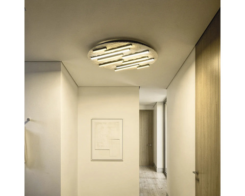 Moderne LED-Deckenleuchte mit mehreren Lichtstäben in einem hellen, minimalistischen Flur.