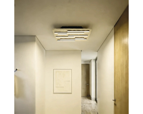Moderne LED-Deckenleuchte mit horizontalen Lichtstäben in einem hellen, minimalistischen Flur mit weißen Wänden und Holztüren.