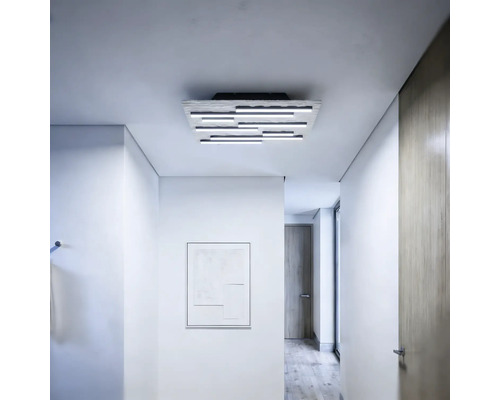 Moderne LED-Deckenleuchte mit mehreren parallelen Lichtstäben auf einer strukturierten Basis, montiert in einem hellen, minimalistischen Flur.