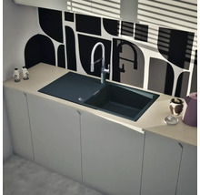 Einbauküchenspüle in Anthrazit mit einem Becken, Abtropffläche und verchromter Armatur in einer modernen Küche mit geometrischer Rückwand.