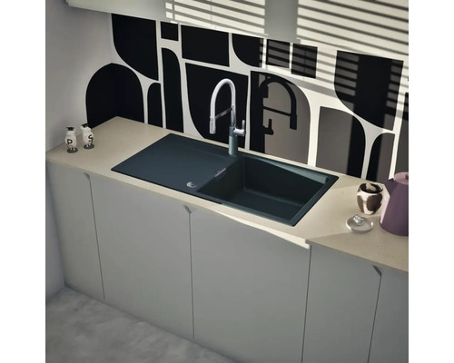 Einbauküchenspüle in Anthrazit mit einem Becken, Abtropffläche und verchromter Armatur in einer modernen Küche mit geometrischer Rückwand.