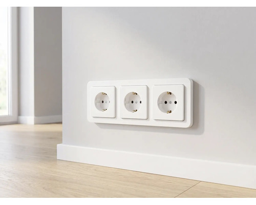 Dreifach-Steckdose horizontal an einer Wand über einer Sockelleiste in einem modernen Raum mit Holzboden.