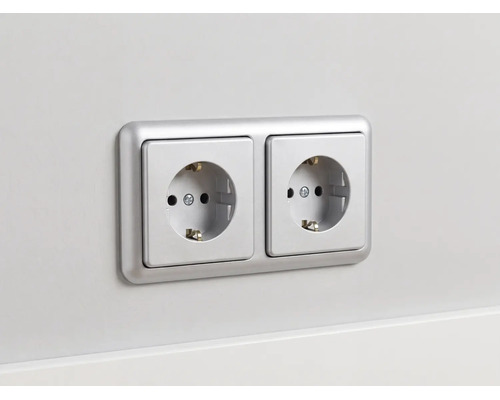 Zweifach-Schutzkontakt-Steckdose in Silbermetallic für die Unterputzmontage.