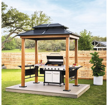 Moderner Grillpavillon aus Holz mit zweistufigem Stahldach, Seitenablagen und einem darunter stehenden Gasgrill in einem hellen Garten.