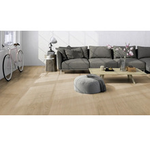 Modernes Wohnzimmer mit hellem Parkettboden in Eichenoptik, grauem Sofa, Couchtisch und einem Fahrrad an der weißen Wand.