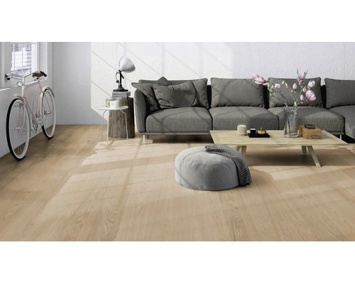 Modernes Wohnzimmer mit hellem Parkettboden in Eichenoptik, grauem Sofa, Couchtisch und einem Fahrrad an der weißen Wand.