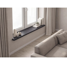 Moderne anthrazitfarbene Innenfensterbank in einem hellen Wohnzimmer mit Dekoration unter einem Fenster.
