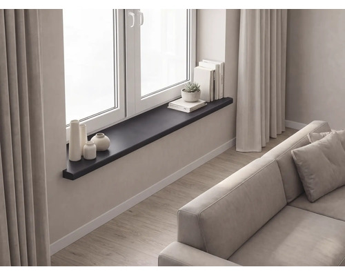 Moderne anthrazitfarbene Innenfensterbank in einem hellen Wohnzimmer mit Dekoration unter einem Fenster.