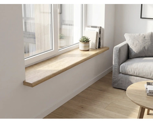 Modernes, helles Wohnzimmer mit einer langen Fensterbank aus Holz, dekoriert mit einer Pflanze und Büchern, neben einem Sofa und Holzboden.