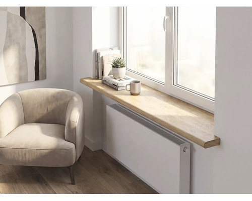 Moderne Inneneinrichtung mit einer dicken Fensterbank aus Holz mit abgerundeten Kanten über einem Heizkörper in einem hellen, organisierten Raum.
