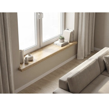Fensterbank aus Holz in einem hellen Wohnzimmer mit Vasen, Büchern und einer Pflanze am Fenster.
