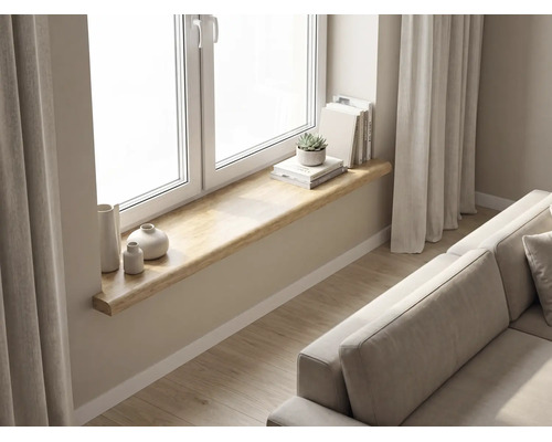 Fensterbank aus Holz in einem hellen Wohnzimmer mit Vasen, Büchern und einer Pflanze am Fenster.