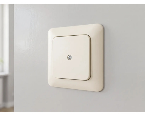 Cremefarbener Lichtschalter mit Abdeckrahmen aus Kunststoff an einer Wand montiert.
