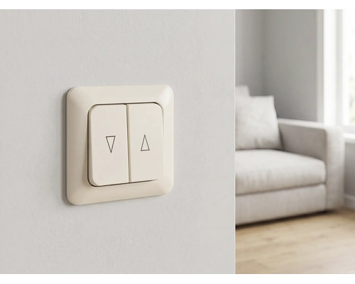 Rolladenschalter mit Doppelwippe und Symbolen für Auf und Ab an einer Wand in einem hellen, organisierten Wohnzimmer.