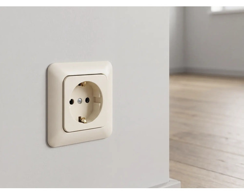 Schuko-Steckdose in Cremeweiß, montiert an einer hellen Wand in einem modernen Raum mit Holzboden.