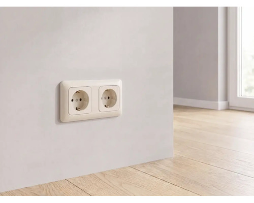 Doppelsteckdose montiert an einer hellen Wand über einem Holzboden in einem modernen, hellen Raum.