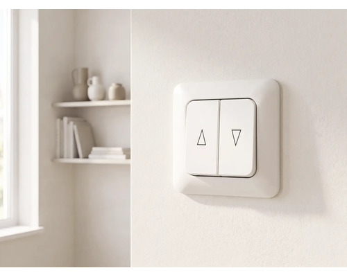 Jalousieschalter mit zwei Wippen und Symbolen für auf und ab an einer Wand in einem hellen Raum.
