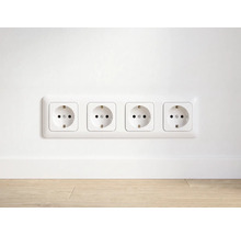 4-fach Schuko-Steckdose in horizontaler Anordnung über der Fußleiste an der Wand montiert.