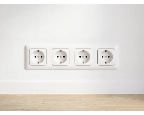 4-fach Schuko-Steckdose in horizontaler Anordnung über der Fußleiste an der Wand montiert.