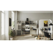 Moderne Küchenzeile mit Einbaugeräten wie Backofen, Kühlschrank und Dunstabzugshaube, inklusive Schränken in einem hellen, offenen Wohnraum.