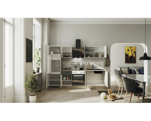 Moderne Küchenzeile mit Einbaugeräten wie Backofen, Kühlschrank und Dunstabzugshaube, inklusive Schränken in einem hellen, offenen Wohnraum.