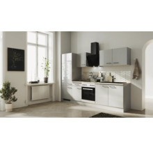 Helle, moderne Küchenzeile in Grau mit schwarzer Dunstabzugshaube, Backofen, Holzarbeitsplatte und Fliesenspiegel im Fischgrätenmuster.