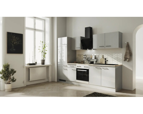 Helle, moderne Küchenzeile in Grau mit schwarzer Dunstabzugshaube, Backofen, Holzarbeitsplatte und Fliesenspiegel im Fischgrätenmuster.