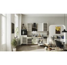 Moderne, helle Küchenzeile mit Backofen, Geschirrspüler, Kühlschrank und Dunstabzugshaube. Inklusive Spüle, Schränken und Schubladen.