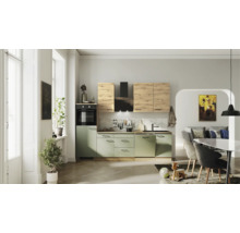 Moderne Küchenzeile mit salbeigrünen Unterschränken, Oberschränken in heller Holzoptik, schwarzem Backofen und Dunstabzugshaube in hellem Wohnraum.