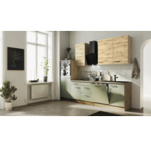 Moderne Küche mit salbeigrünen Unterschränken, Hängeschränken in Holzoptik, Einbaugeräten und Spüle in einem hellen, organisierten Raum.