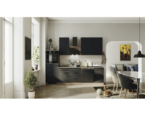 Moderne minimalistische Küche in Schwarz mit matten Fronten, hellem Fliesenspiegel in Fischgrätoptik und integrierten Elektrogeräten.