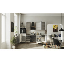 Moderne Küchenzeile im hellen Wohnraum mit Einbaugeräten wie Backofen, Dunstabzugshaube sowie offenem Kühlschrank und Geschirrspüler.