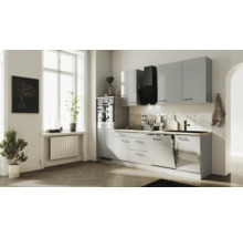 Moderne Küchenzeile in Lichtgrau mit schwarzen Griffen, Einbaubackofen, Geschirrspüler und Spüle. Helle Küche mit Fenster und Fischgrätparkett.
