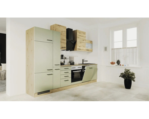 Moderne Küchenzeile mit Fronten in Salbeigrün und heller Holzoptik, inklusive Backofen, Herd, Geschirrspüler und schwarzer Dunstabzugshaube.