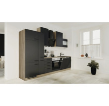 Moderne Einbauküche mit schwarzen matten Fronten und Korpus in Eichenoptik, inklusive Backofen, Dunstabzugshaube und Geschirrspüler.