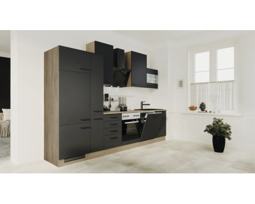 Moderne Einbauküche mit schwarzen matten Fronten und Korpus in Eichenoptik, inklusive Backofen, Dunstabzugshaube und Geschirrspüler.
