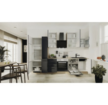 Moderne, helle Einbauküche mit schwarzen Unterschränken, weißen Wandschränken, offenem Kühlschrank, Backofen, Geschirrspüler und Dunstabzugshaube.