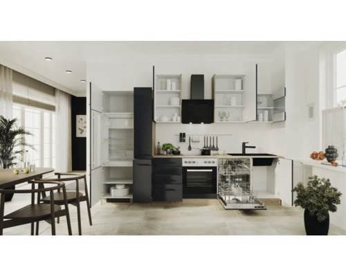 Moderne, helle Einbauküche mit schwarzen Unterschränken, weißen Wandschränken, offenem Kühlschrank, Backofen, Geschirrspüler und Dunstabzugshaube.